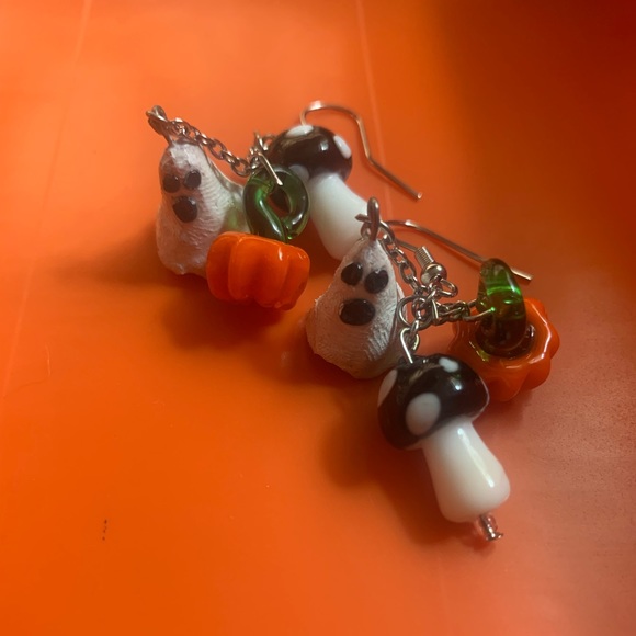 Spooky Boo Earrings 👻 - Picture 2 of 2